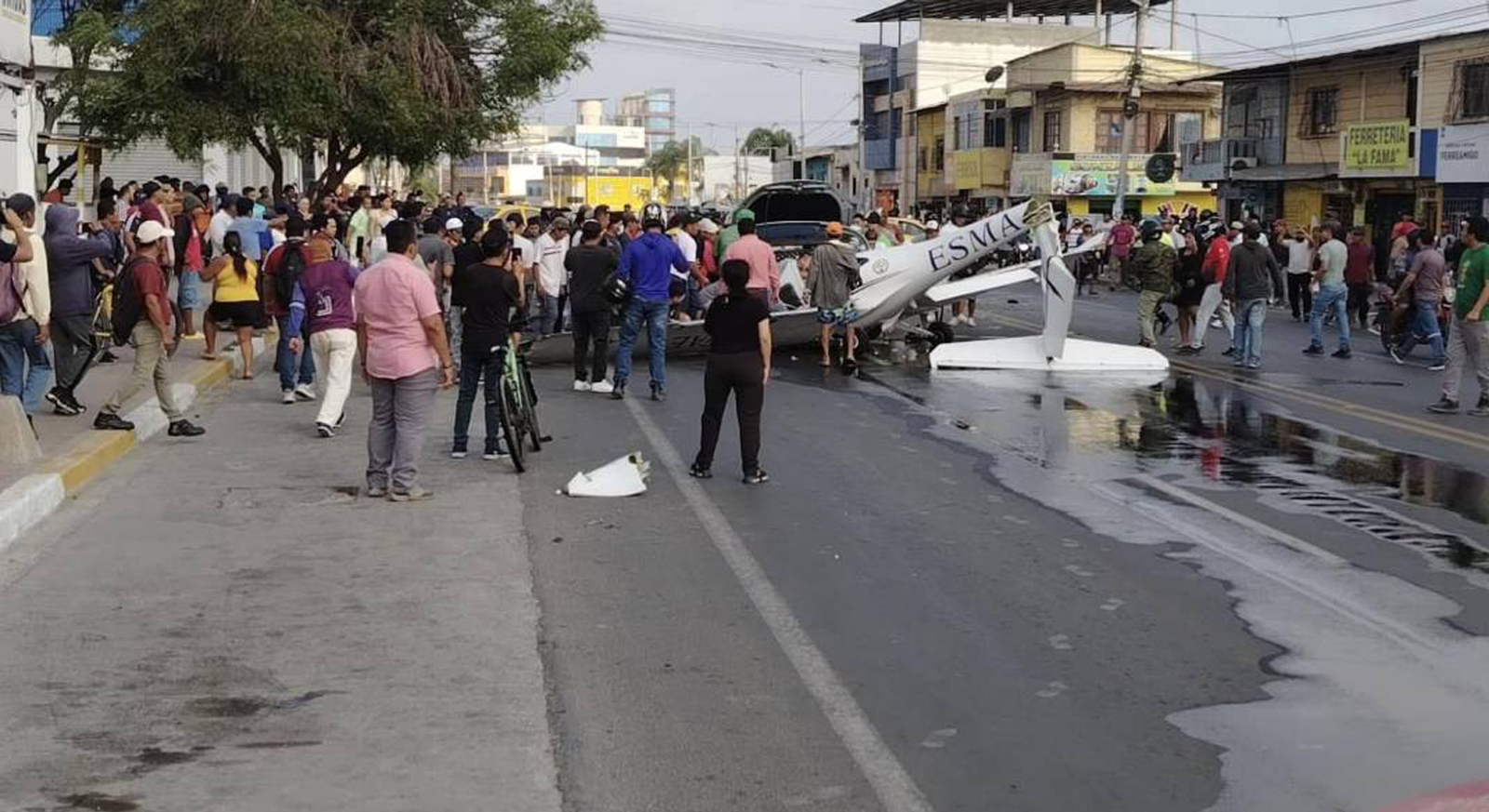 ¡Impactante tragedia! Avioneta militar cae en pleno centro de La Libertad: dos muertos y un herido